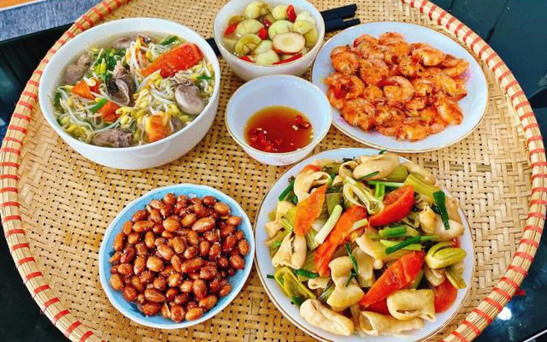 Learn Hanoi's food heritage with expert insights